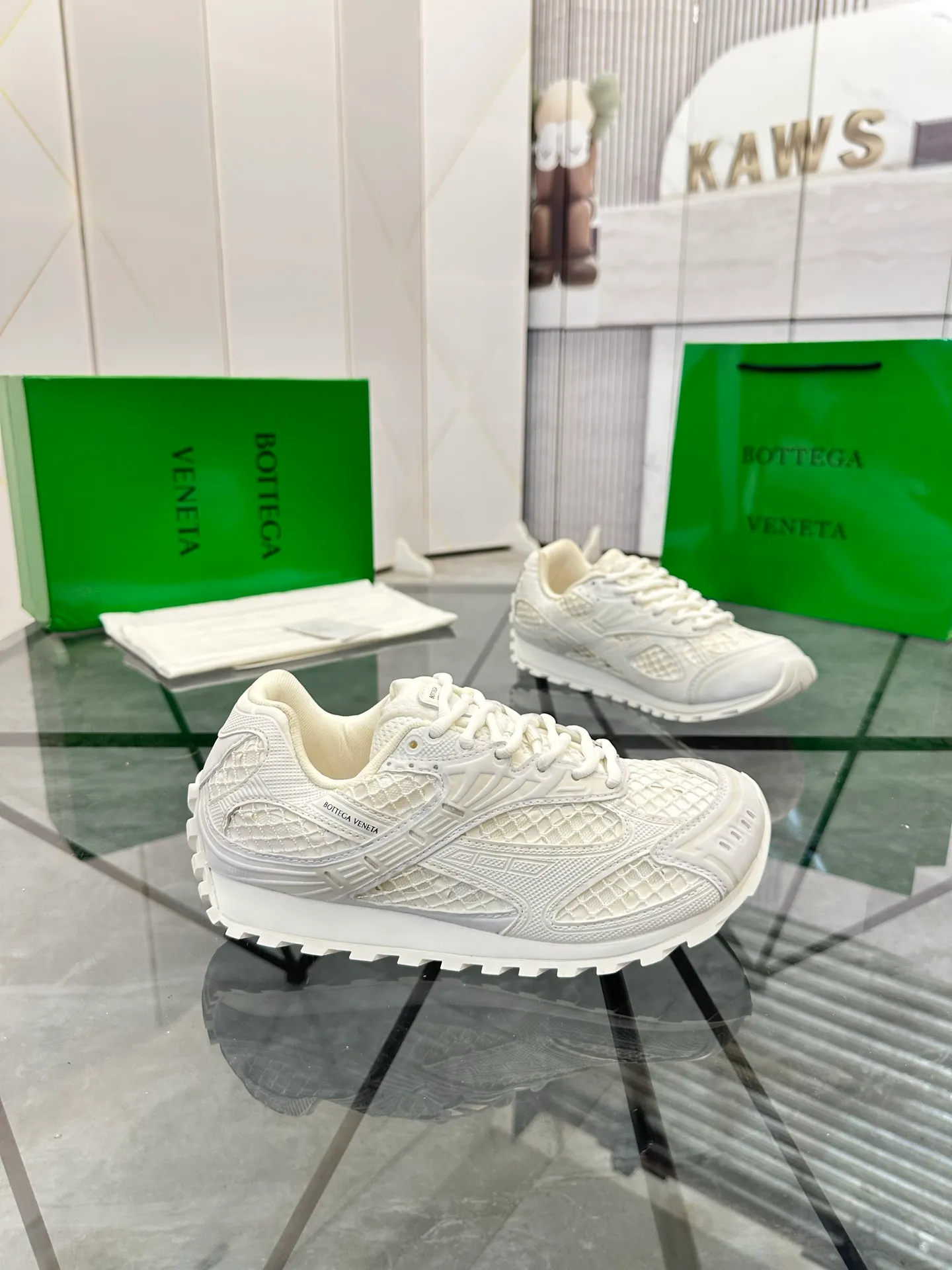 Factory men's shoes 💰: 620💰 (top version) BV Orbit sneakers Wang Yibo's same style couple's dad shoes Runner sneakers, made of lightweight technical mesh fabric. Matched with geometric pattern designed rubber outsole Wang Zha series high version Look for the package craftsmanship The actual height is much higher, but the legs are still slim. Very nice and playable and durable Matching to the standard 💯 Package shoe technology Look for the high version The outsole is made of color-blocked TPU outsole Women's model 35 36 37 38 39 40 41 (40 41 customized) Men's model 38 39 40 41 42 43 44 45. (Customized size 38 45.46) No. H345